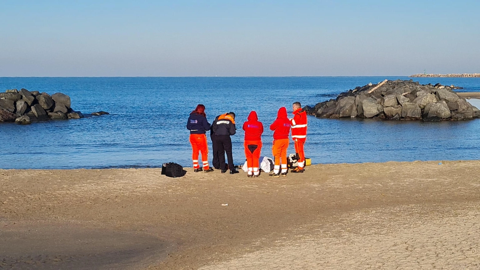 Cadavere sulla spiaggia di Fiumicino, forze dell'ordine effettuano i rilievi