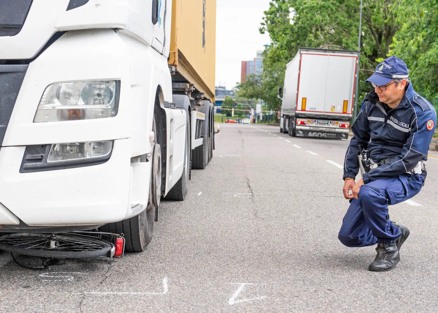 La strage degli invisibili: ciclista travolto e ucciso dal tir. In bici o a piedi, stesso copione: a Milano cinque morti in sei mesi