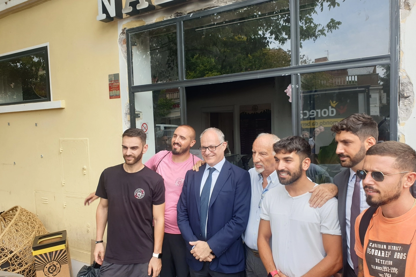 Il sindaco Gualtieri con i titolari del locale di Ostia