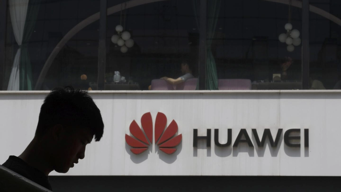 Il logo di Huawei (Ansa)