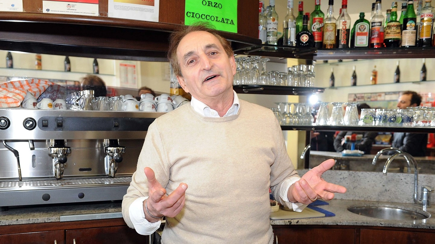 AMAREGGIATO Doriano Scartoni, titolare del bar in via Mecenate,  sfoga la sua rabbia  dopo l’ennesimo furto subito 