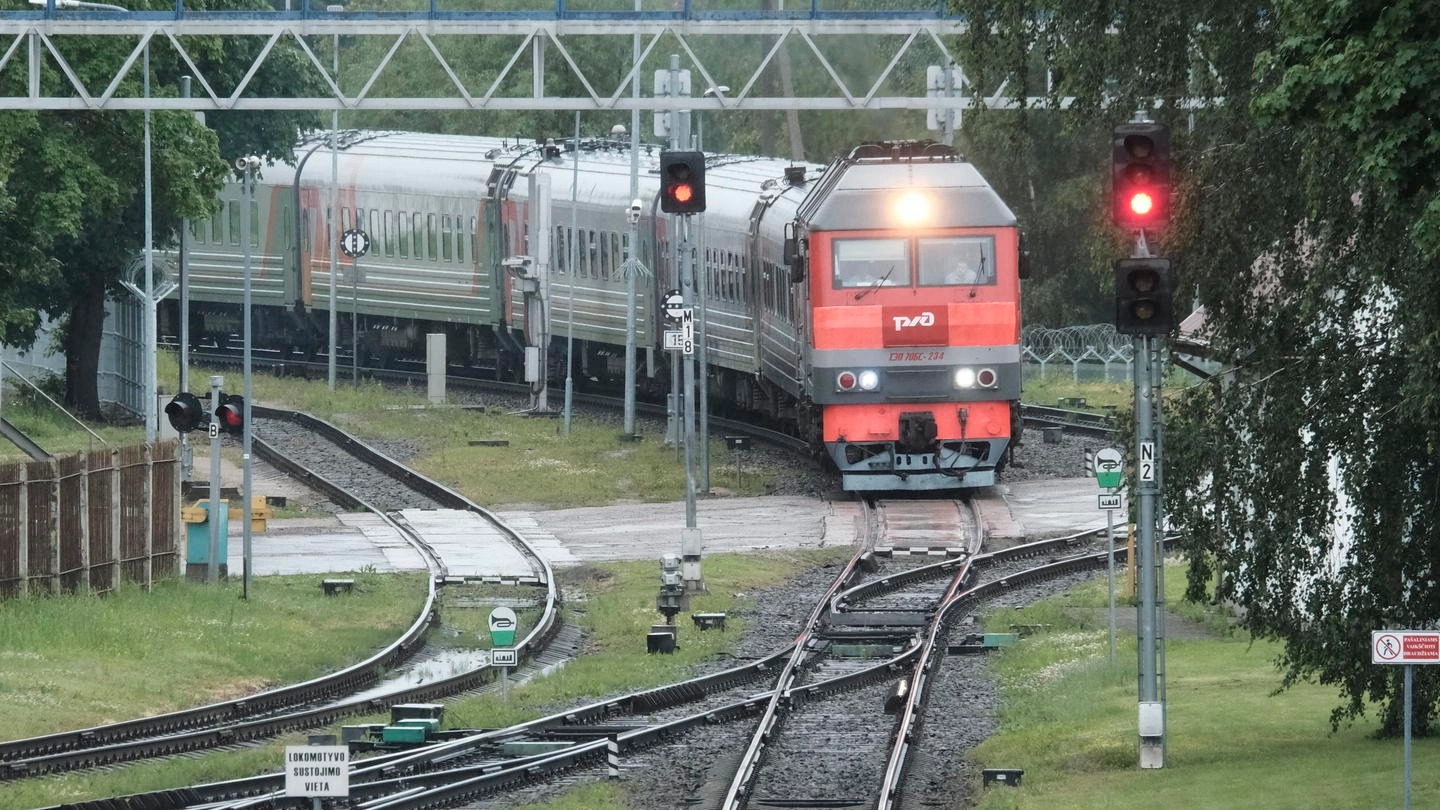 Un treno passeggeri Kaliningrad-Mosca nei pressi di Kybartai, in Lituania