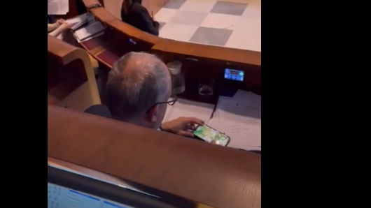 Il sindaco Roberto Gualtieri gioca a carte in aula, l'immagine è virale sui social
