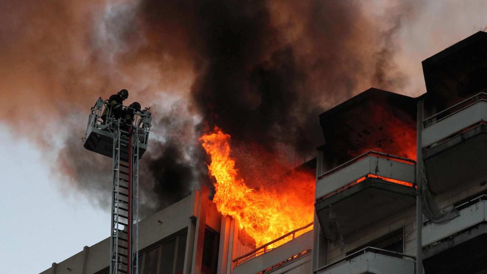 Incendio, intervento dei vigili del fuoco (immagini di repertorio)