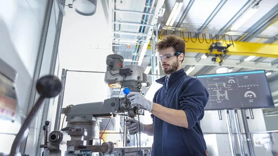 Robot industriali  e gru intelligenti  Quelle "braccia"  nate in fabbrica