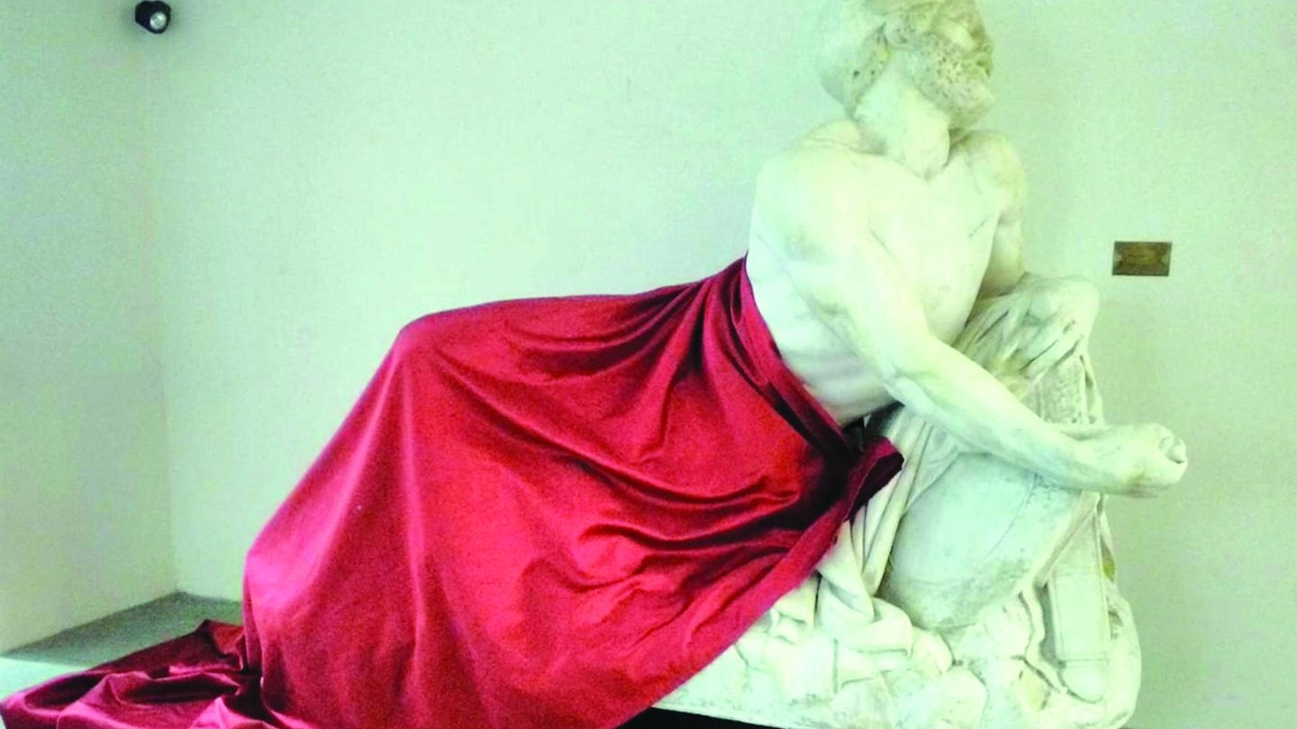 La statua di Epaminonda coperta da un drappo rosso a Cairo Montenotte (Ansa)