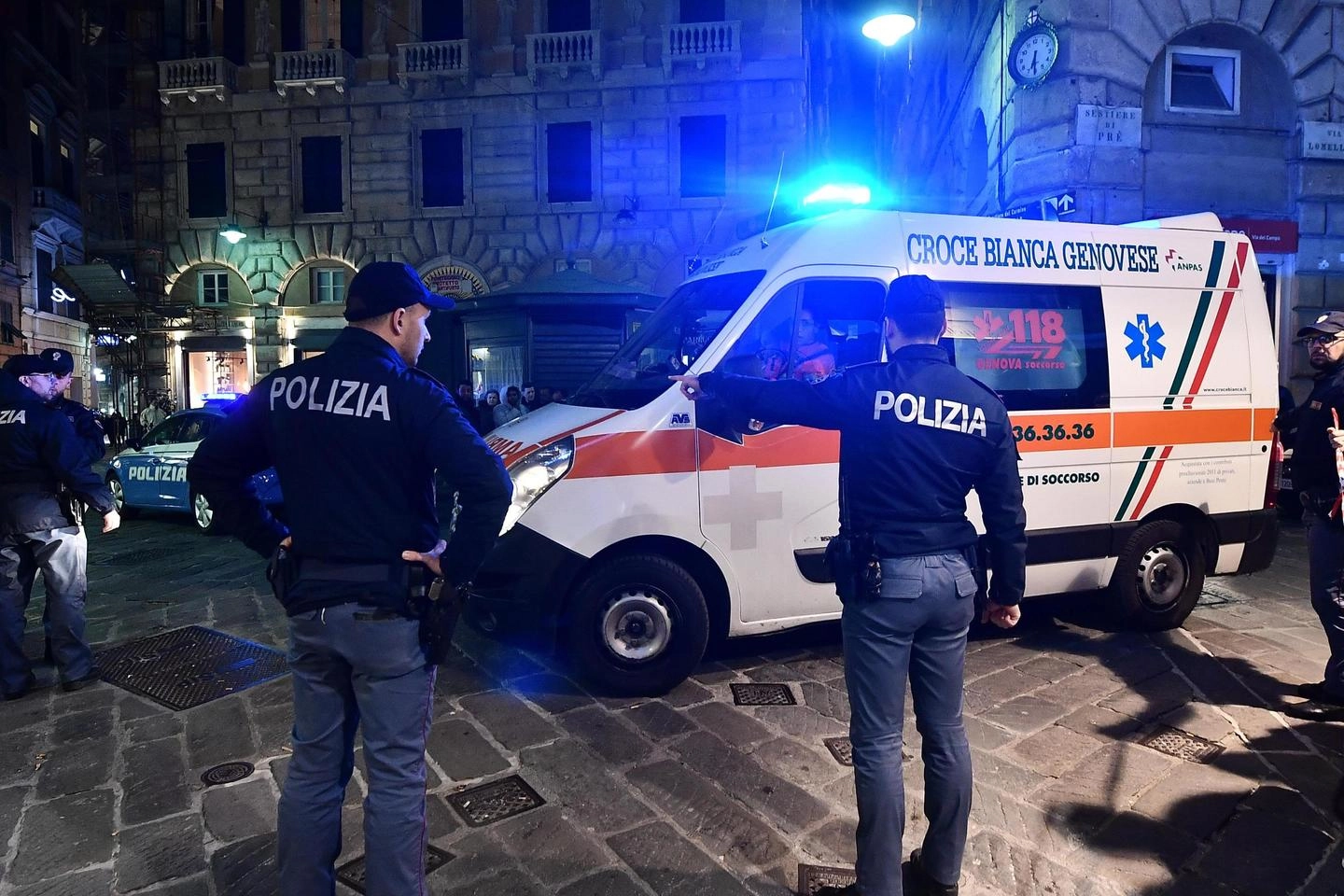 Ambulanza nel centro storico di Genova, dove una bambina è precipitata dal balcone (Ansa)