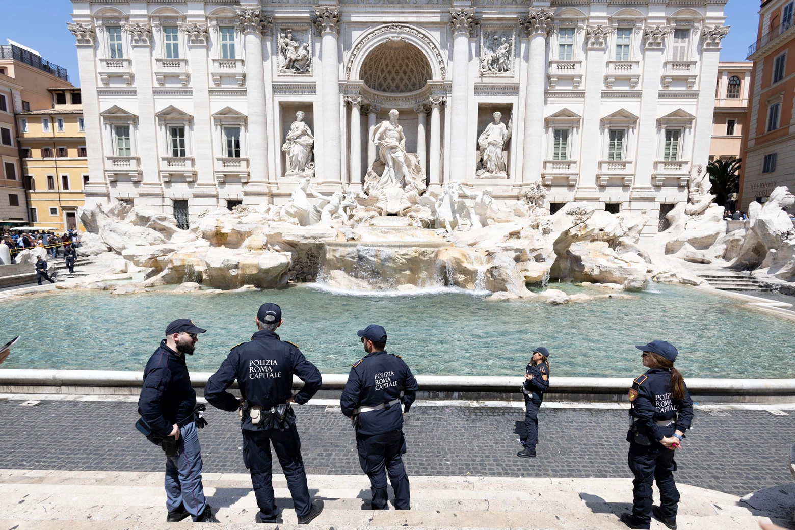 La fontana di Trevi chiusa al pubblico dopo il blitz di Ultima Generazione, Roma, 21 maggio 2023. 
ANSA/MASSIMO PERCOSSI