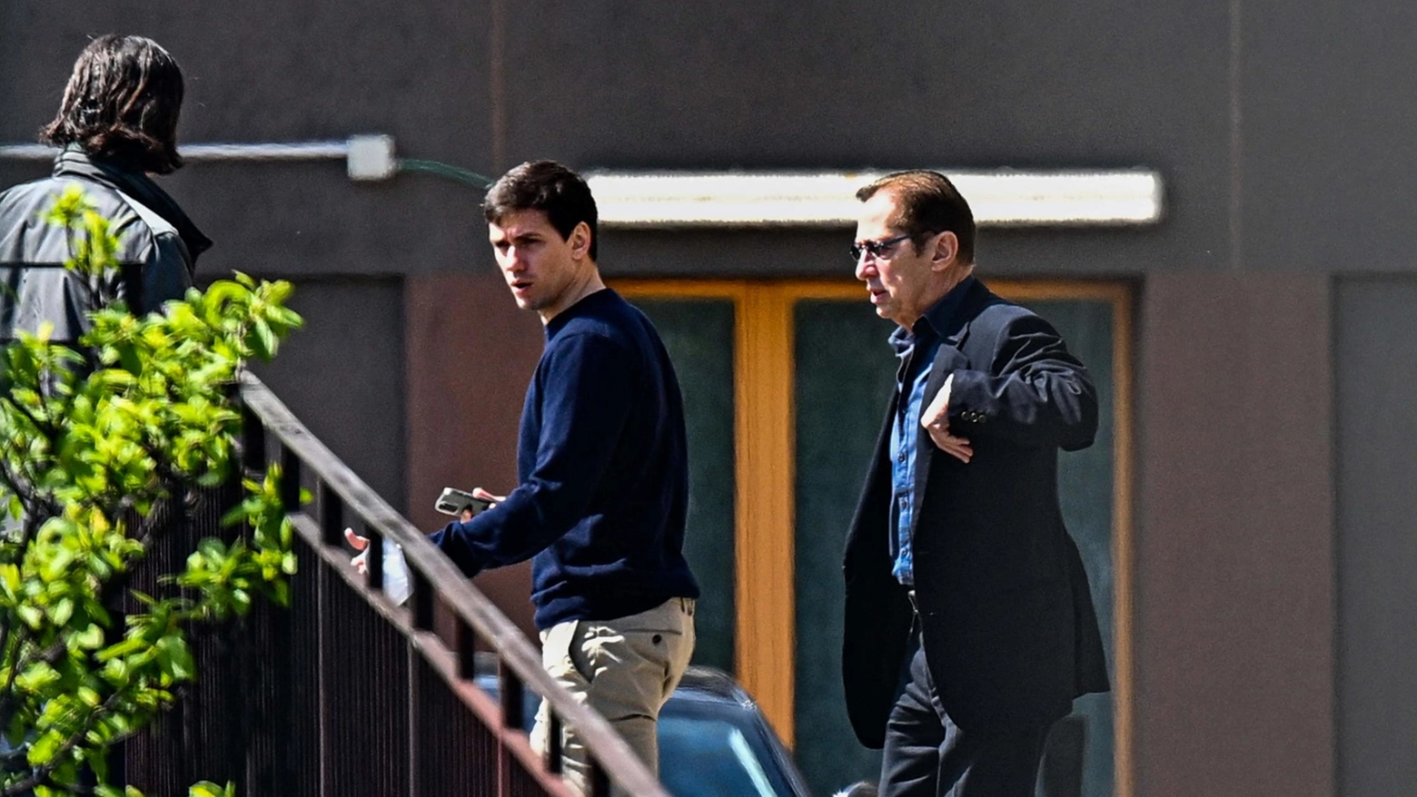 Luigi Berlusconi e lo zio Paolo escono dall'ospedale San Raffaele (Ansa)