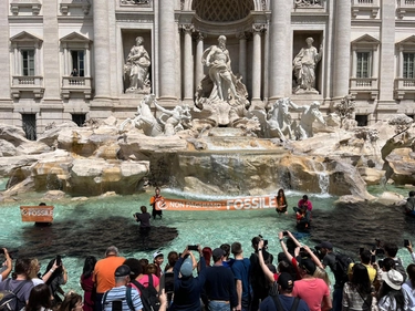 Ultima generazione, indagine Procura di Roma su blitz alla Fontana di Trevi
