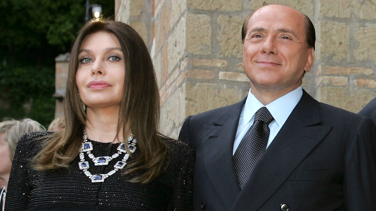 Silvio Berlusconi con Veronica Lario in una foto del 2004 (Reuters)