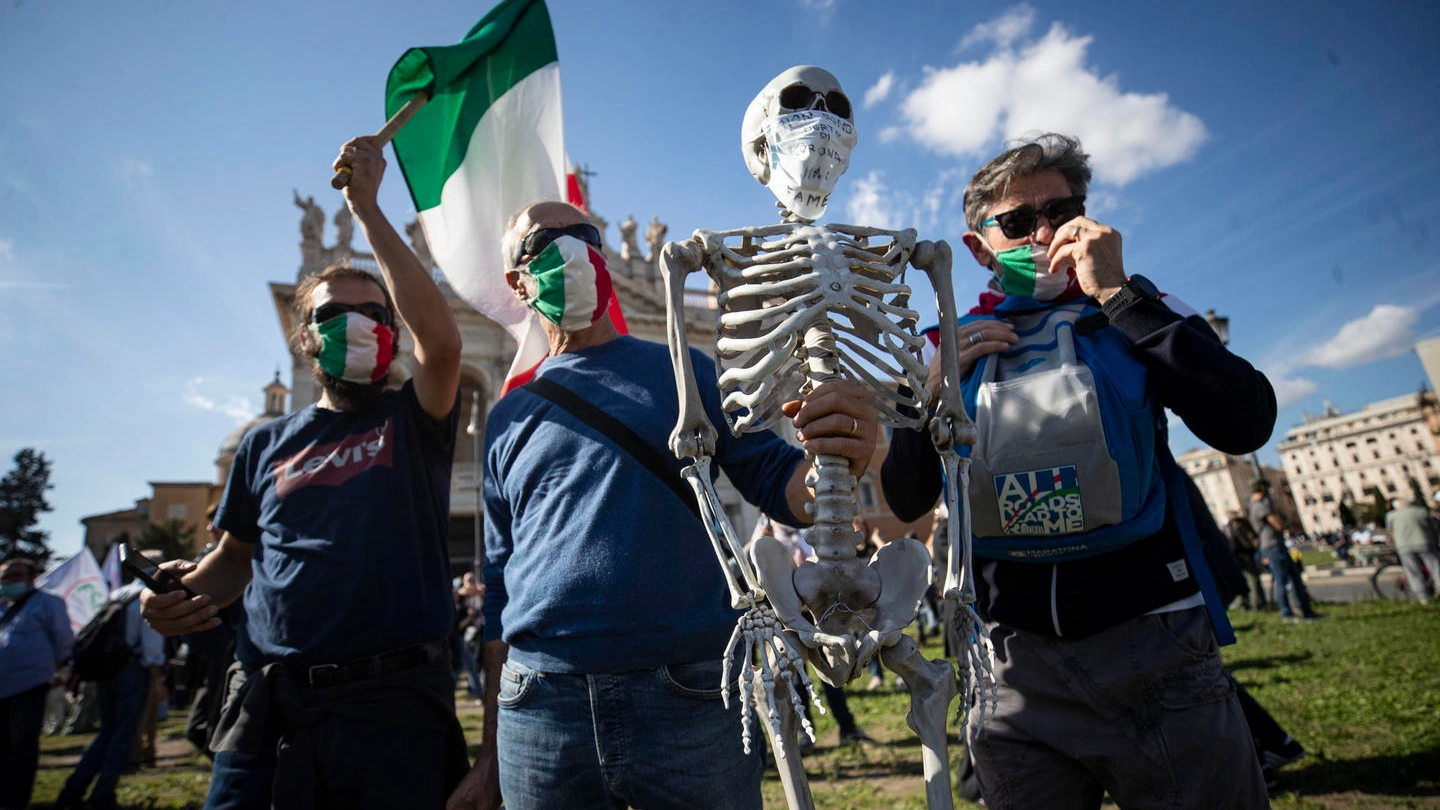 Manifestazione 'No mask' a Roma (Ansa)