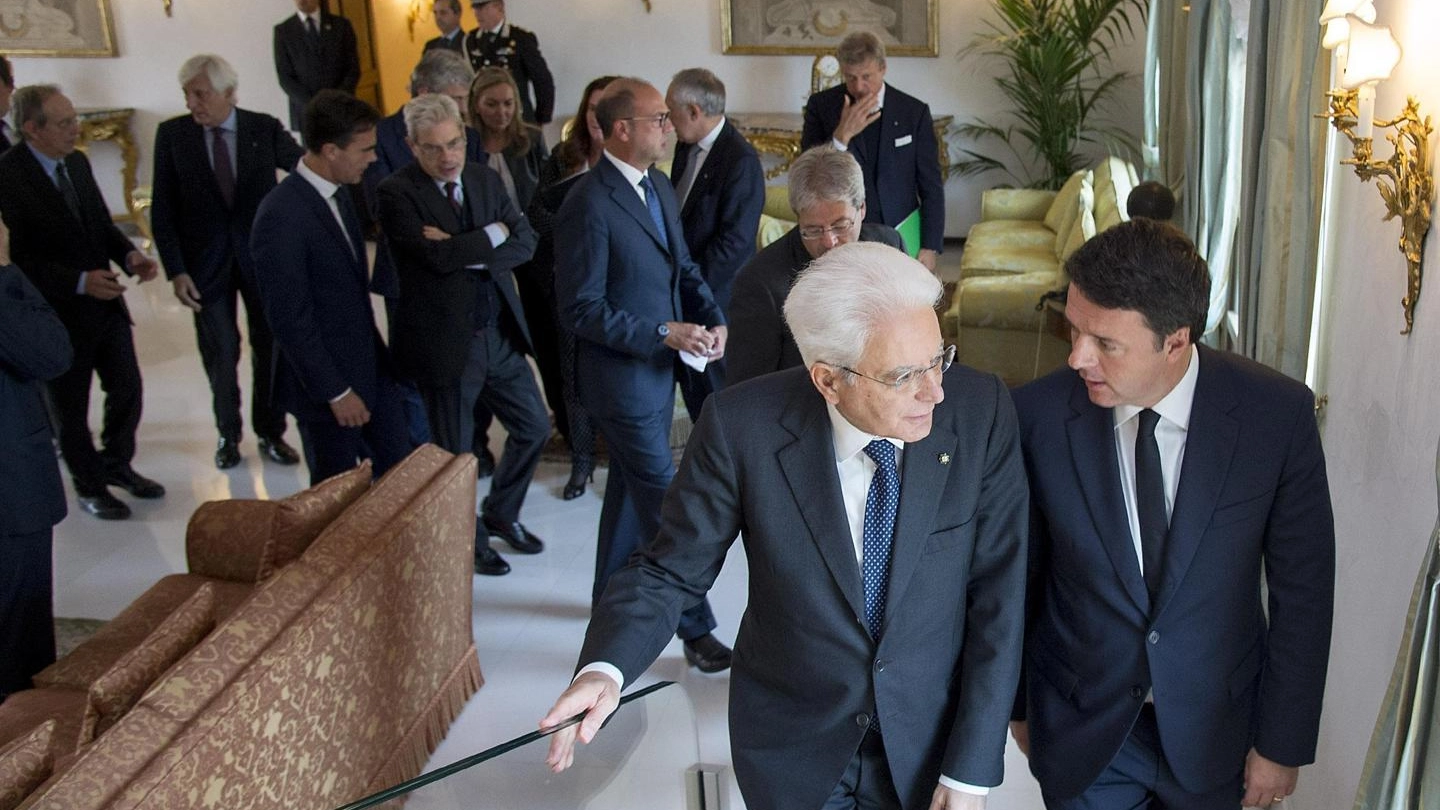 Sergio Mattarella con Matteo Renzi e il governo (Ansa)