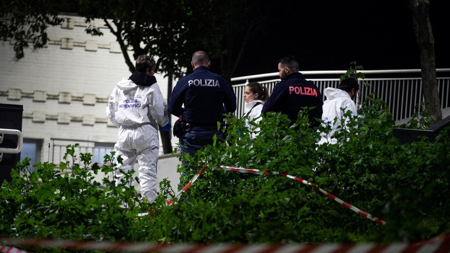 La polizia effettua i rilievi sul luogo dell'omicidio alla Stazione Valle Aurelia, Roma