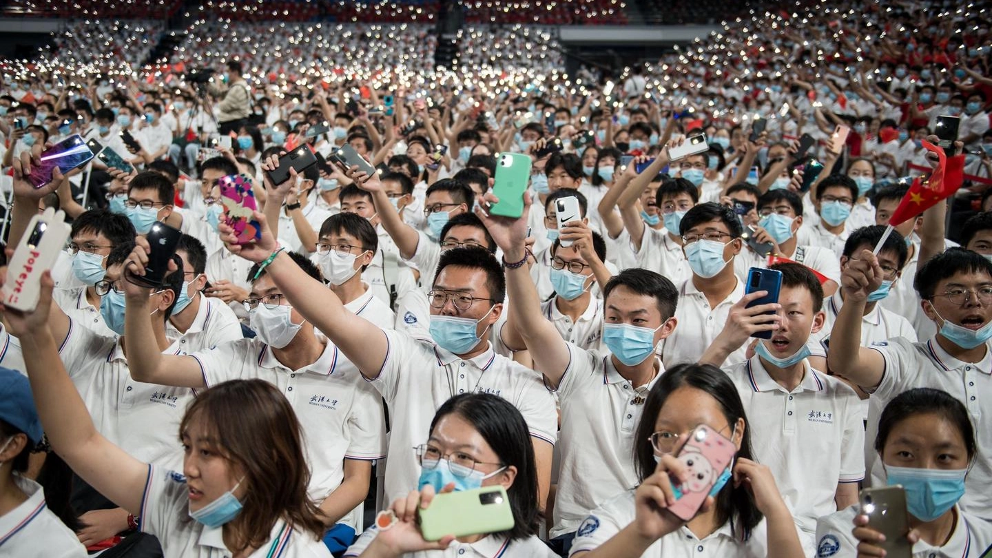 Coronavirus, superato il milione di morti. A Wuhan tutti con la mascherina (Ansa)