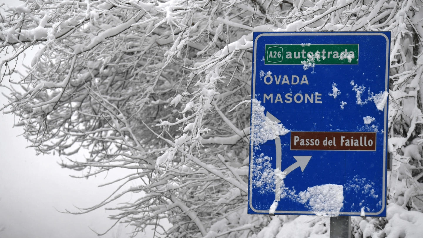 Neve nel Genovese. Disagi anche sui tratti autostradali (Ansa)