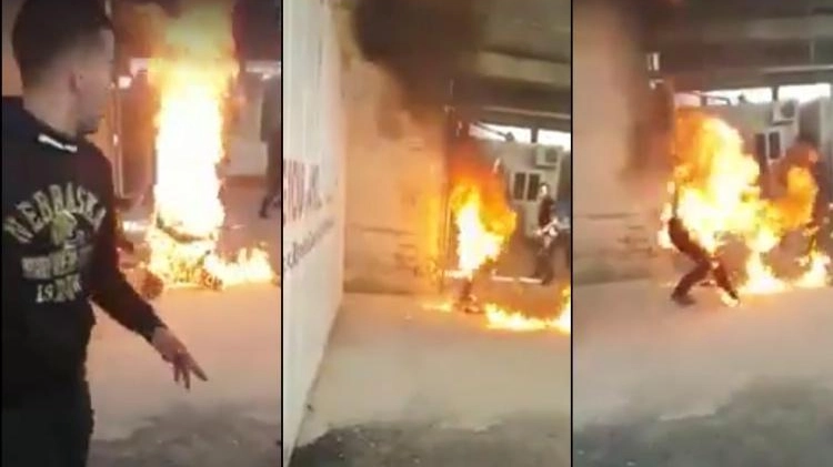 Il migrante siriano che si è dato fuoco nel centro di accoglienza greco di Chio (Ansa)