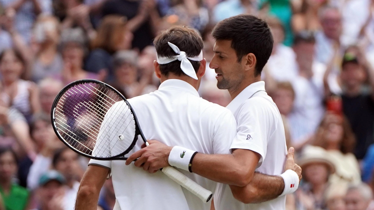 L'abbraccio a Wimbledon fra Federer e Djokovic 