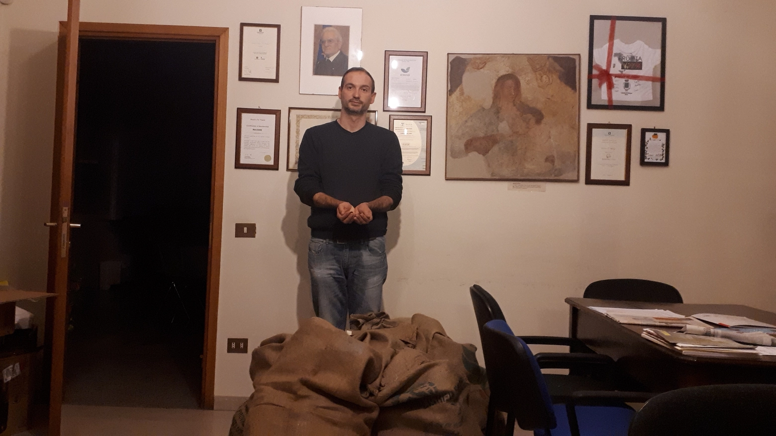 Paolo Erba, sindaco di Malegno, mostra i sacchi di monetine