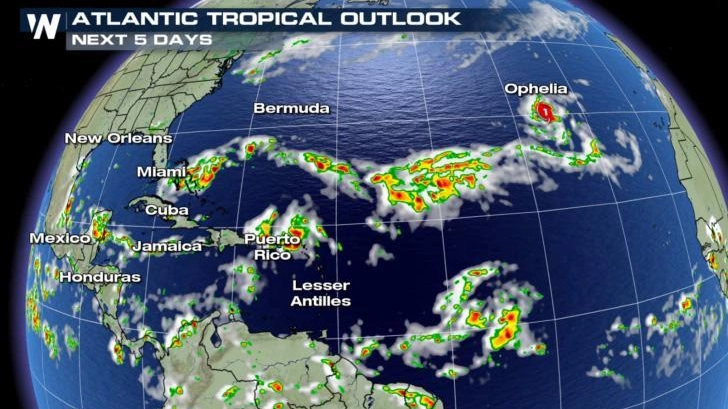 L'uragano Ophelia monitorato nel suo passaggio sull'Atlantico da meteoffice.gov.uk (Ansa)