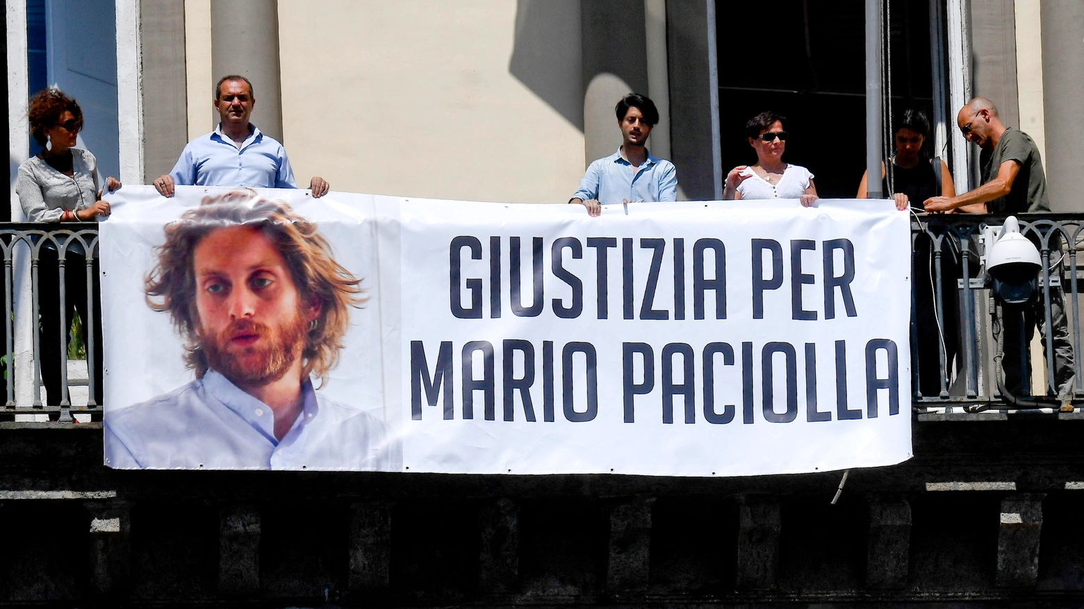 Striscione sulla facciata del Comune di Napoli, 18 luglio 2020 (Ansa)