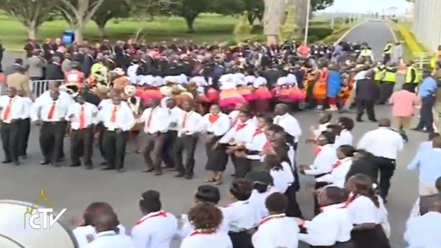La festosa accoglienza a Nairobi per papa Francesco