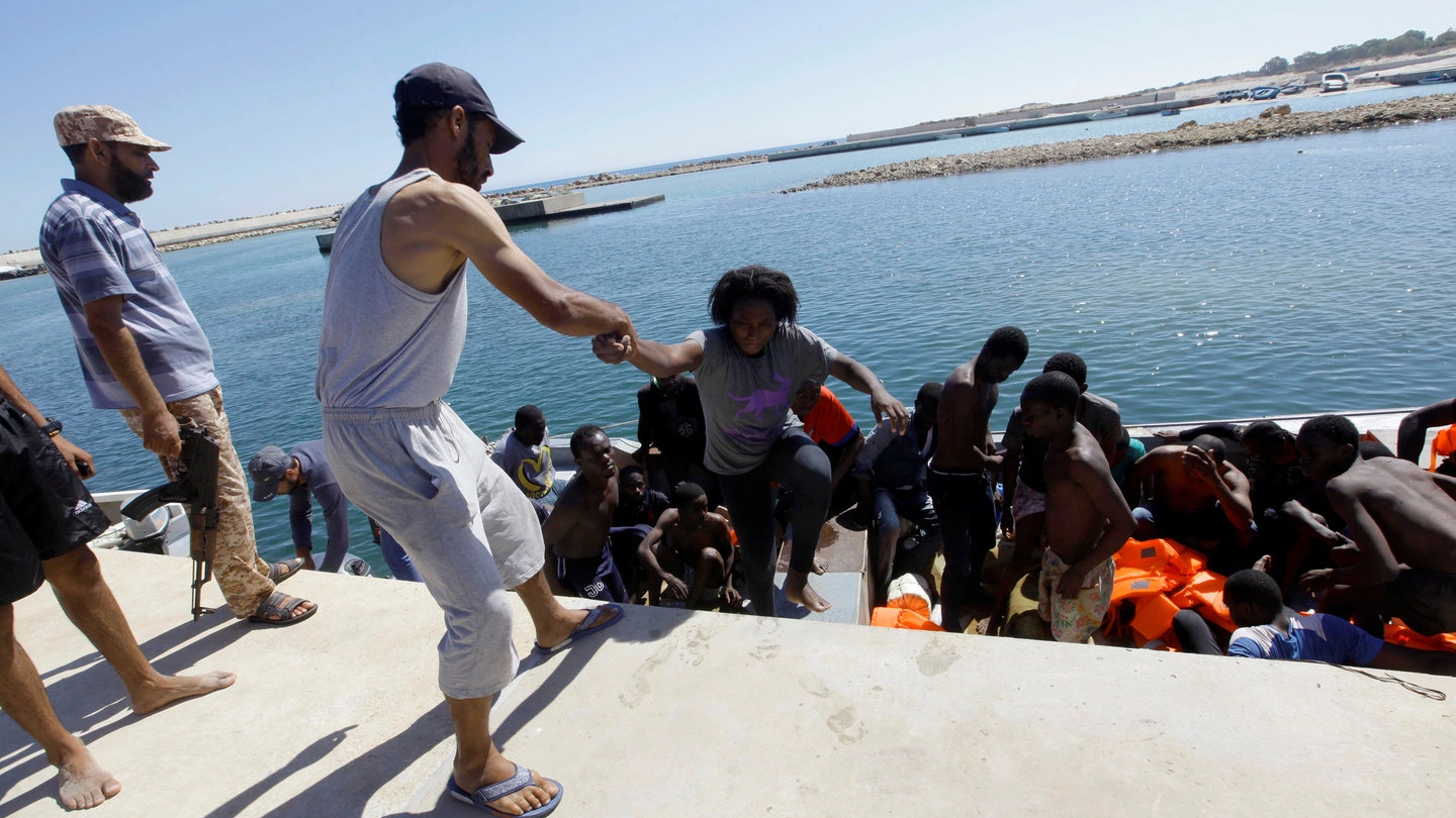 Recupero di migranti sulle coste libiche (Reuters)