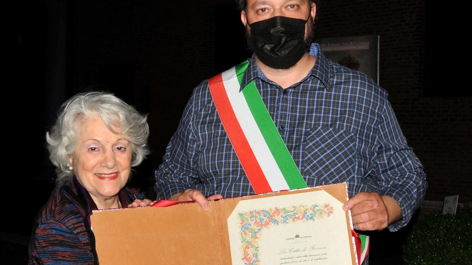 Il sindaco di Ferrara, Alan Fabbri, 42 anni, con la scrittrice Antonia Arslan, 83 anni