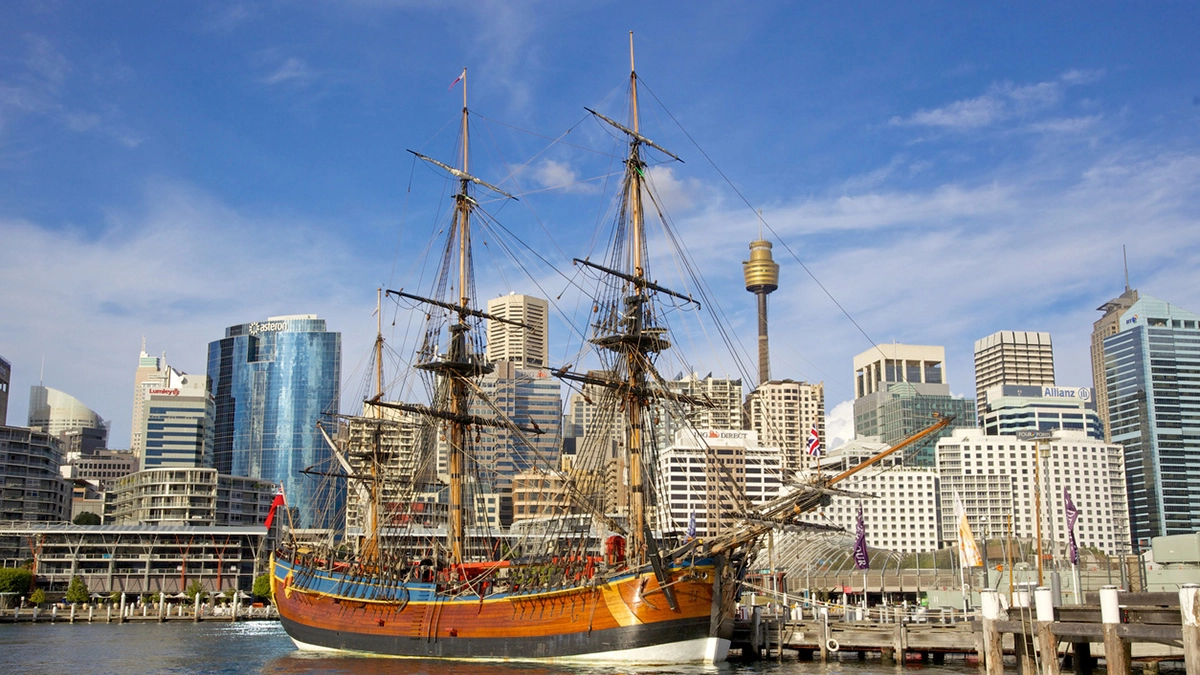 Ricostruzione della HMS Endeavour nel porto di Sidney