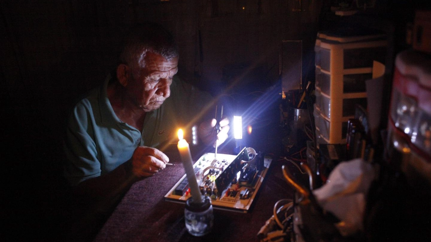 Lavoro a lume di candela durante un blackout (Archivio)