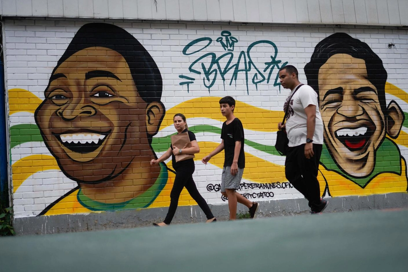 Un murales dedicato a Pelé e Garrincha e Rio de Janeiro (Ansa)