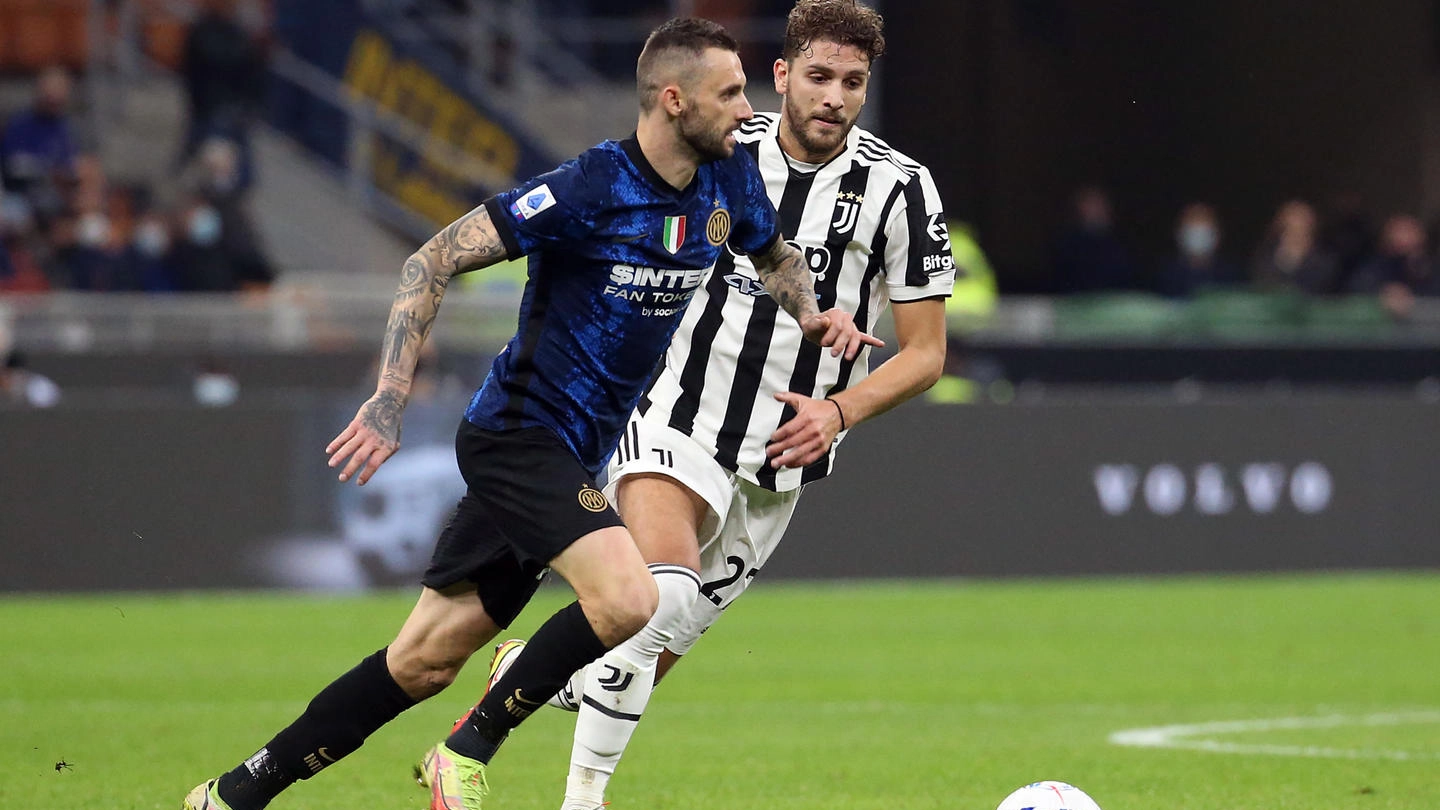 Juventus-Inter: Locatelli e Brozovic durante il match di andata (Ansa)
