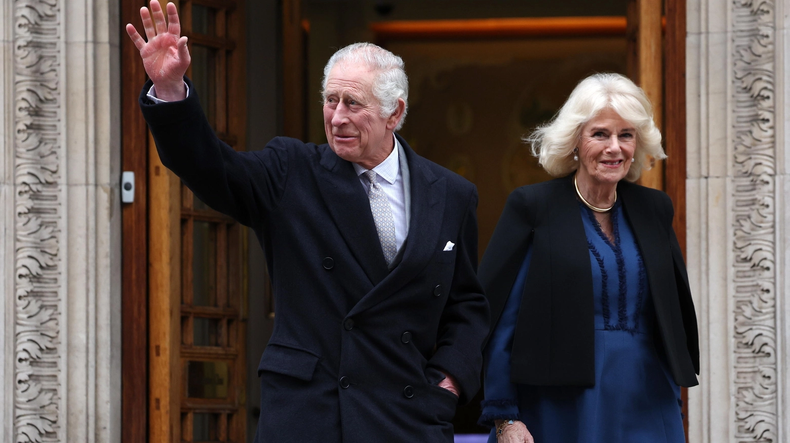 Re Carlo e Camilla escono dalla London Clinic (Ansa)