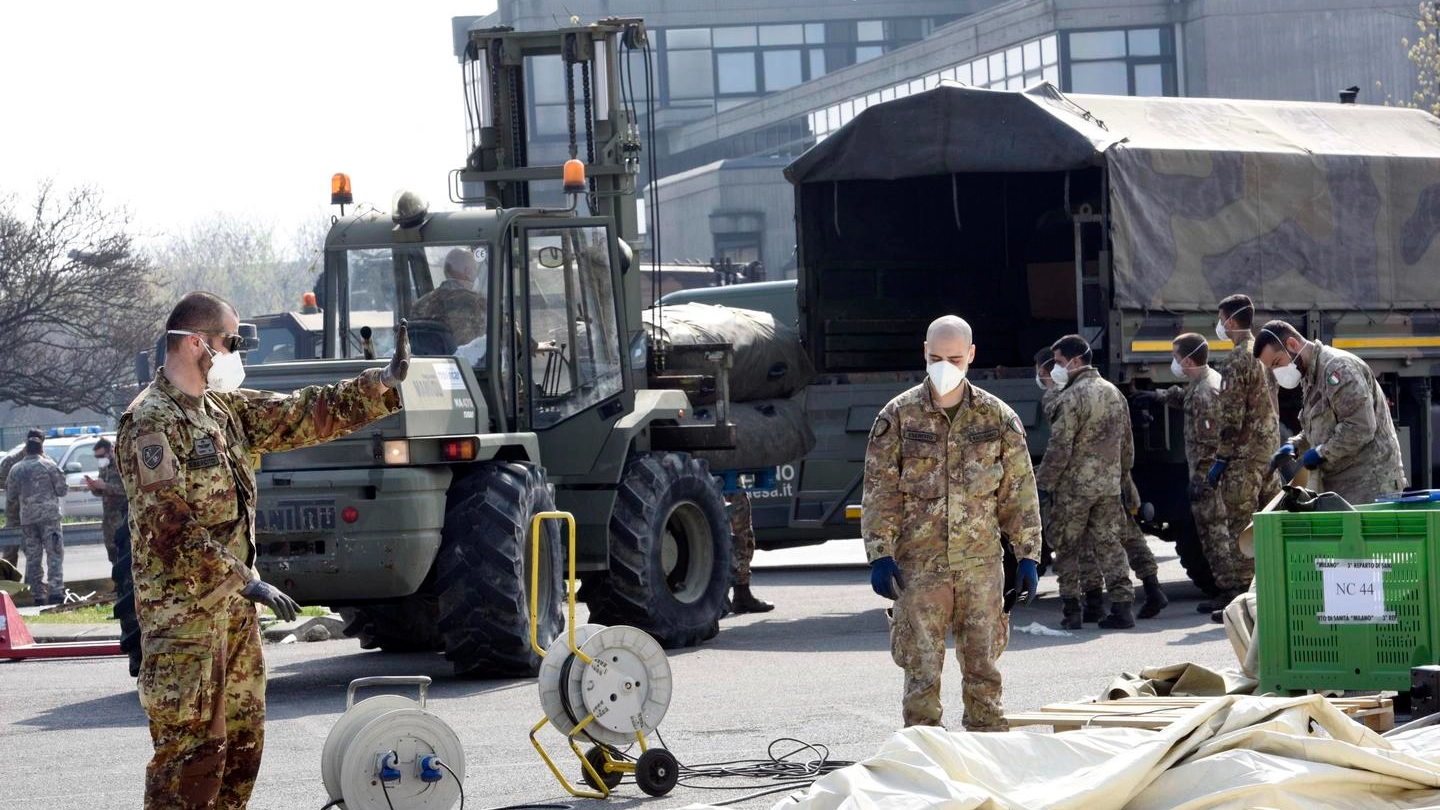Militari piazzano una tenda davanti all'ospedale di Crema (Ansa)