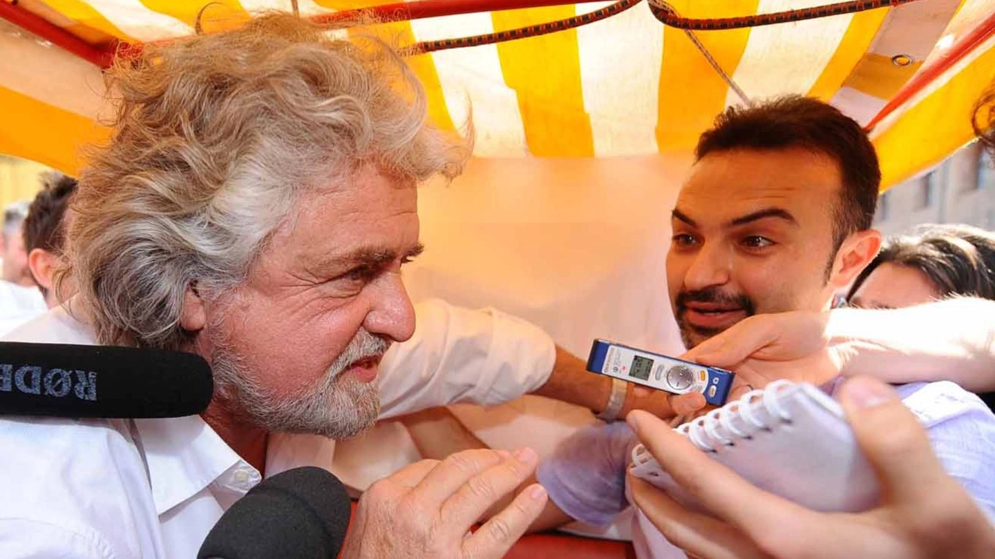 FEDELI ALLA LINEA  Beppe Grillo col capogruppo bolognese Massimo Bugani (IguanaPress)