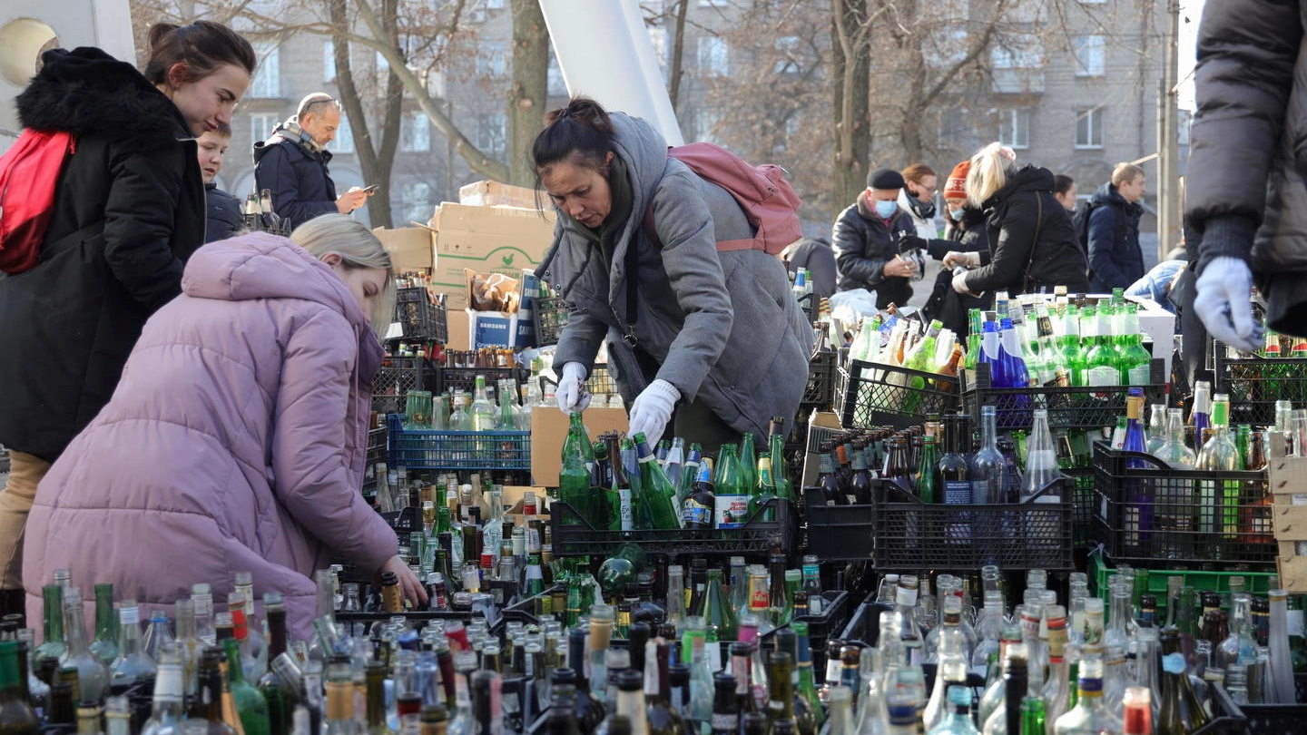 Dnipro: cittadini ucraini preparano molotov (Ansa)