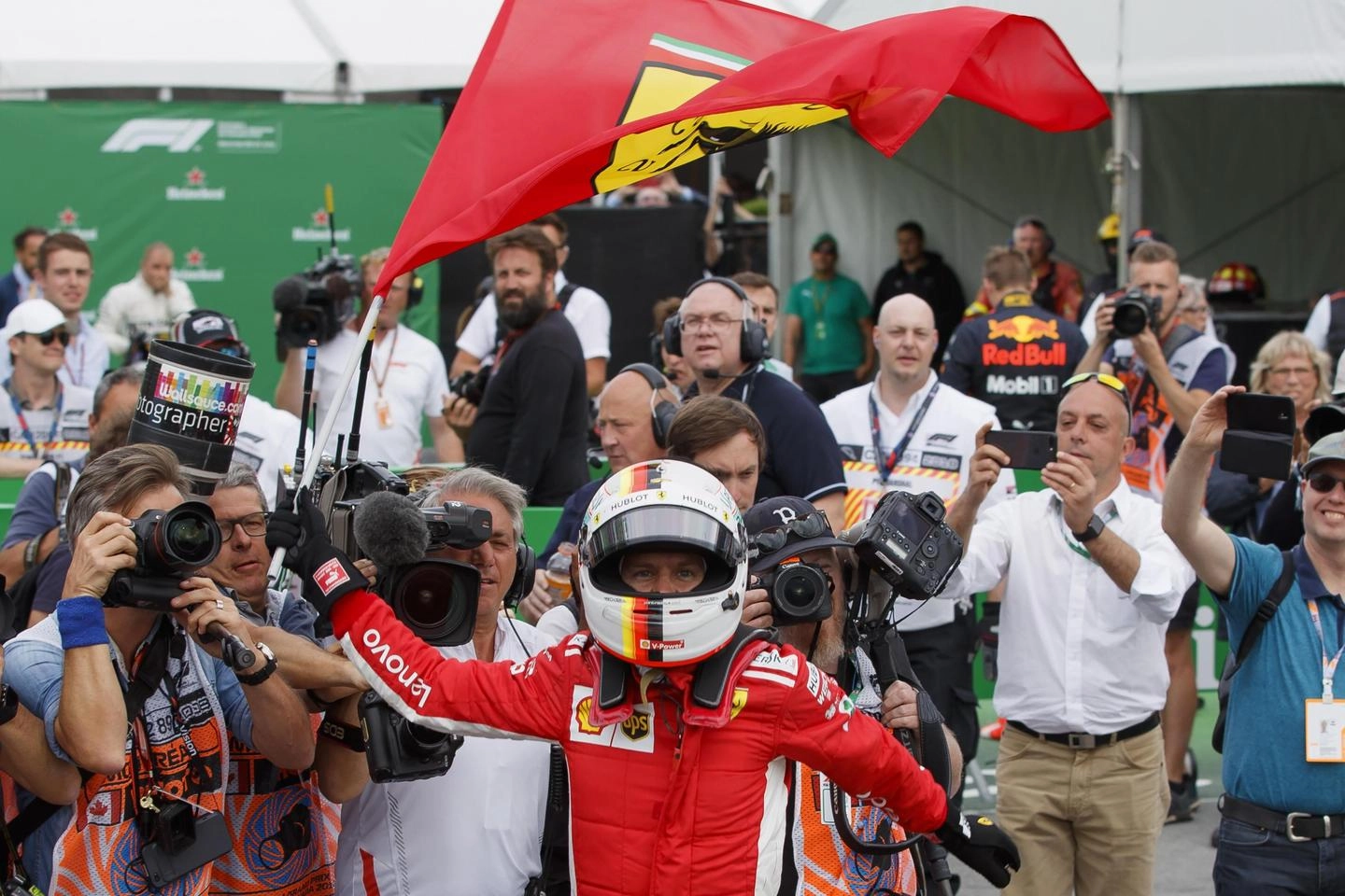 F1, Gp Canada. Vettel esulta con la bandiera della Ferrari (Ansa)