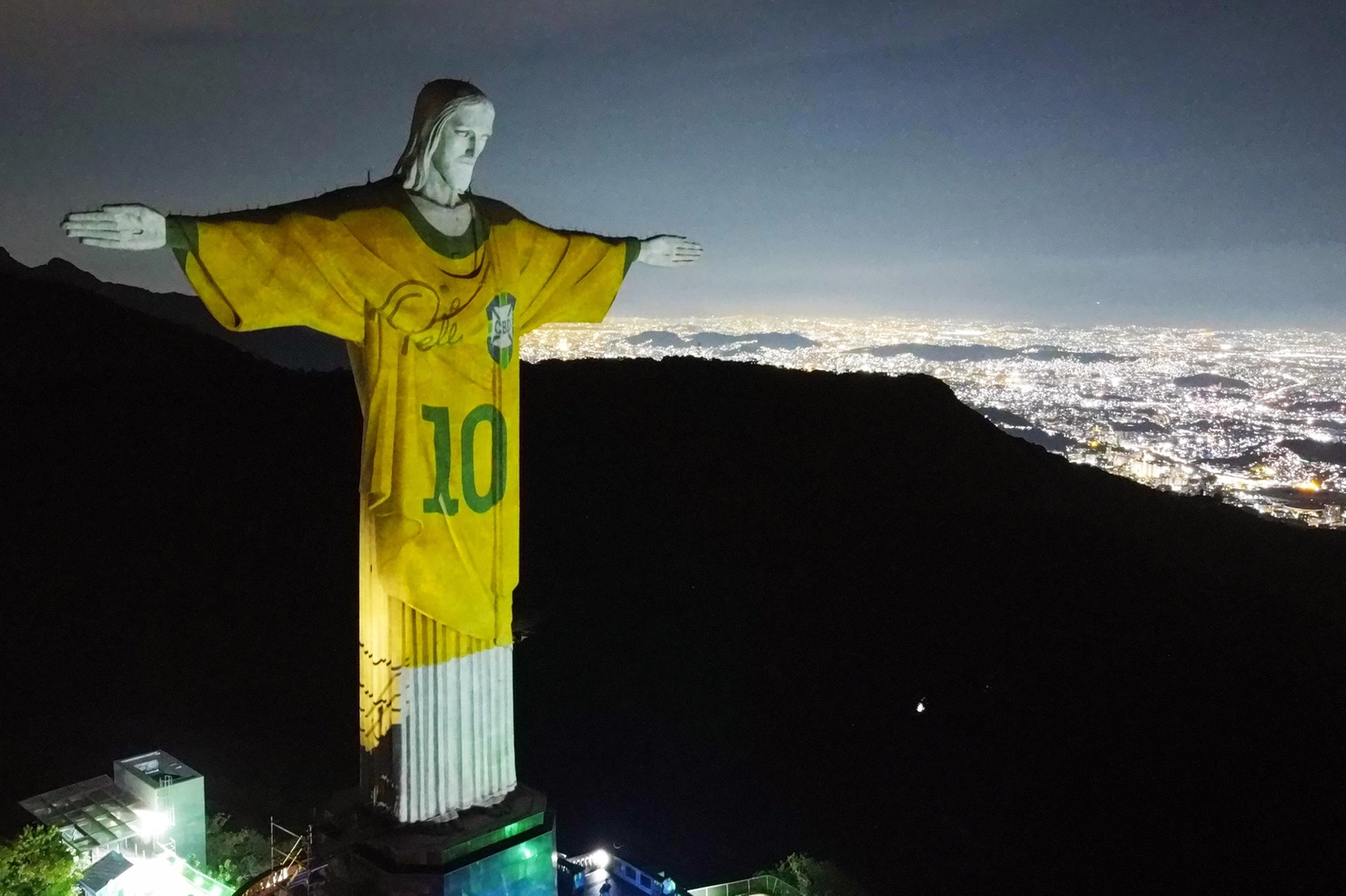 La maglia di Pelè proiettata sul Cristo Redentore di Rio de Janeiro