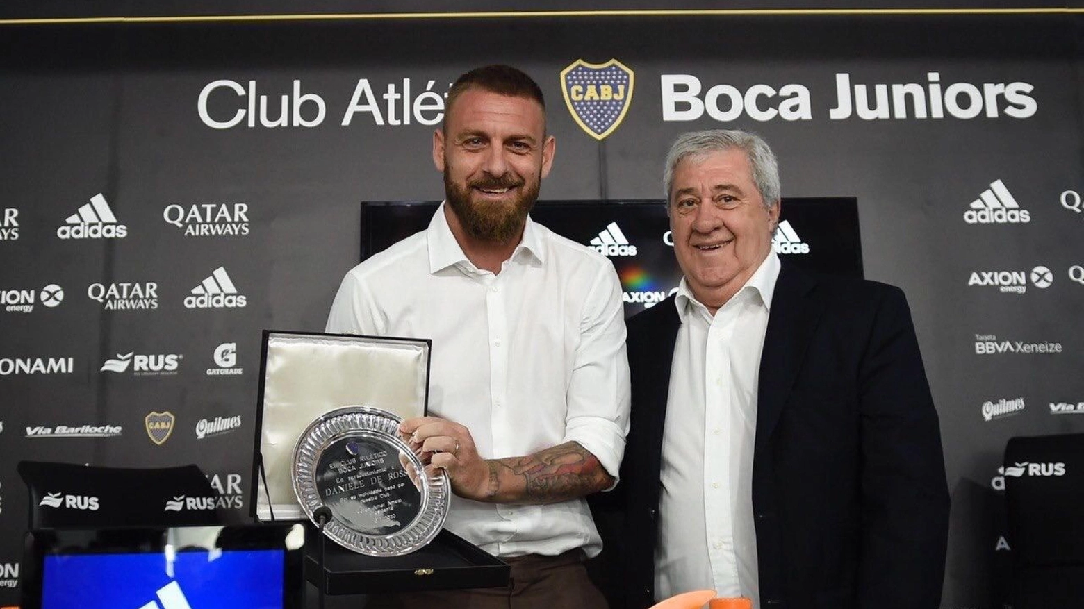 Daniele De Rossi assieme al presidente del Boca, Jorge Amor Ameal