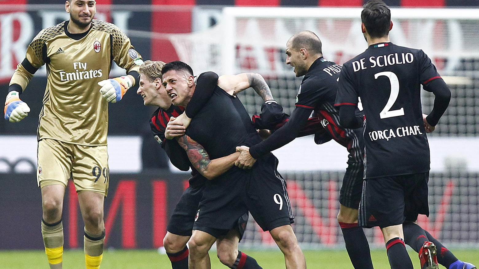La gioia dei giocatori del Milan dopo la rete del due a uno (LaPresse/Spada)