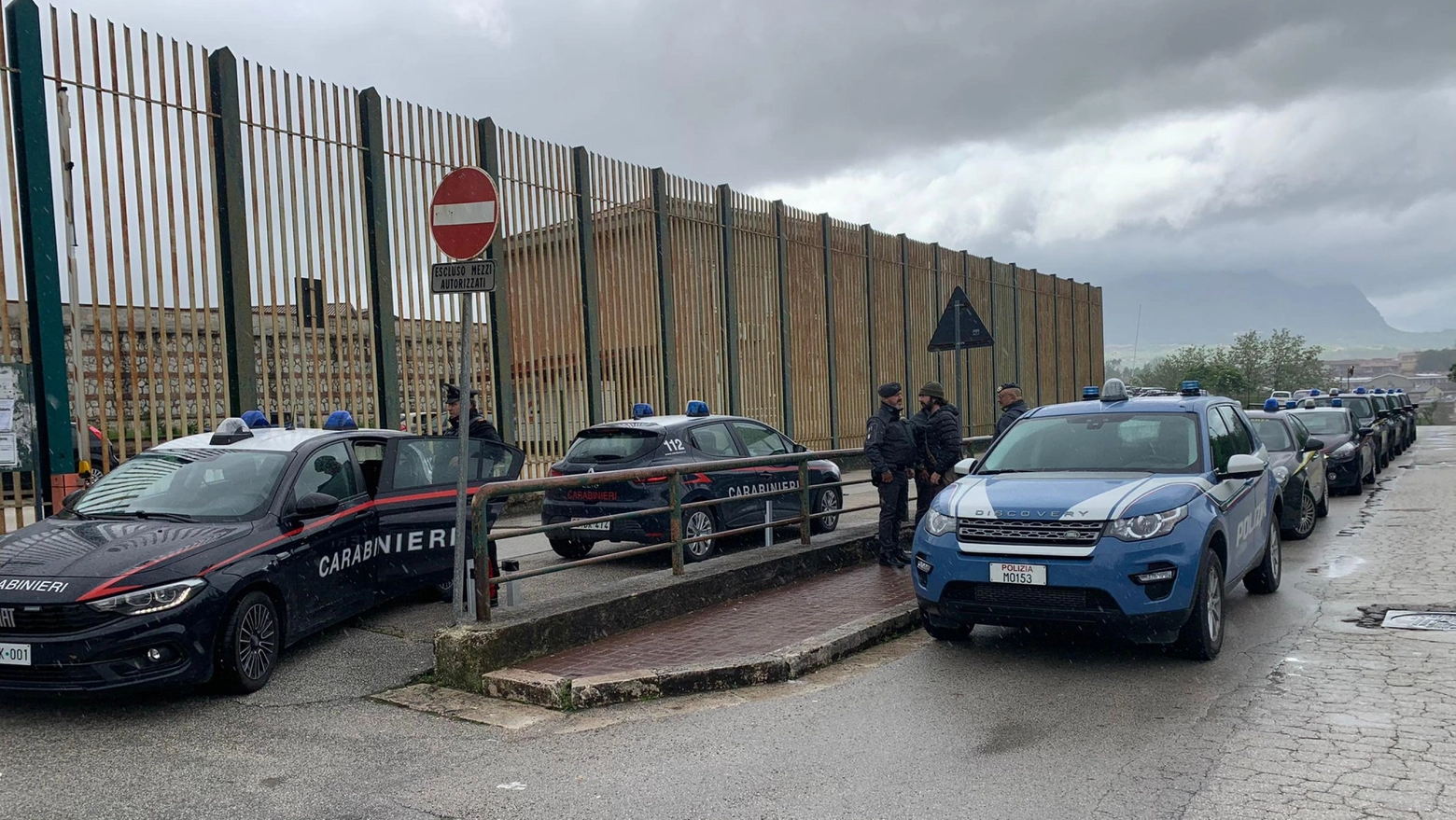Le forze dell'ordine circondano il carcere di Avellino