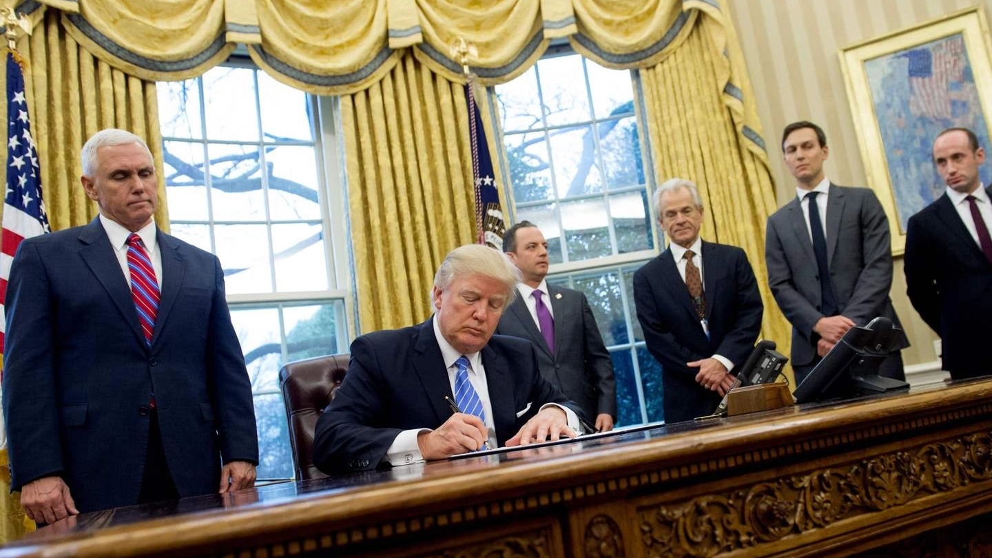 Donald Trump firma il nuovo 'travel ban' (Afp)