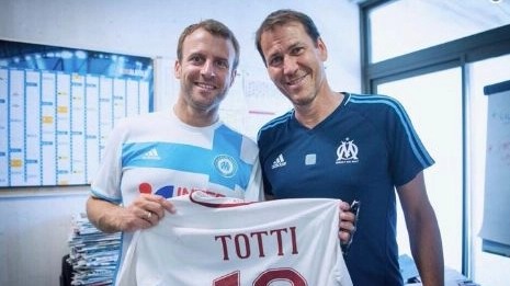 Rudi Garcia regala la maglia di Totti al presidente Macron