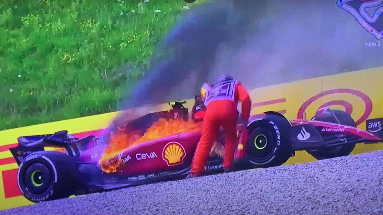 La Ferrari di Carlos Sainz a fuoco (Ansa)