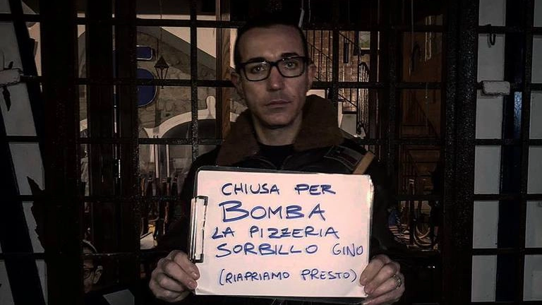 Il cartello mostrato dal titolare della pizzeria Sorbillo su Facebook