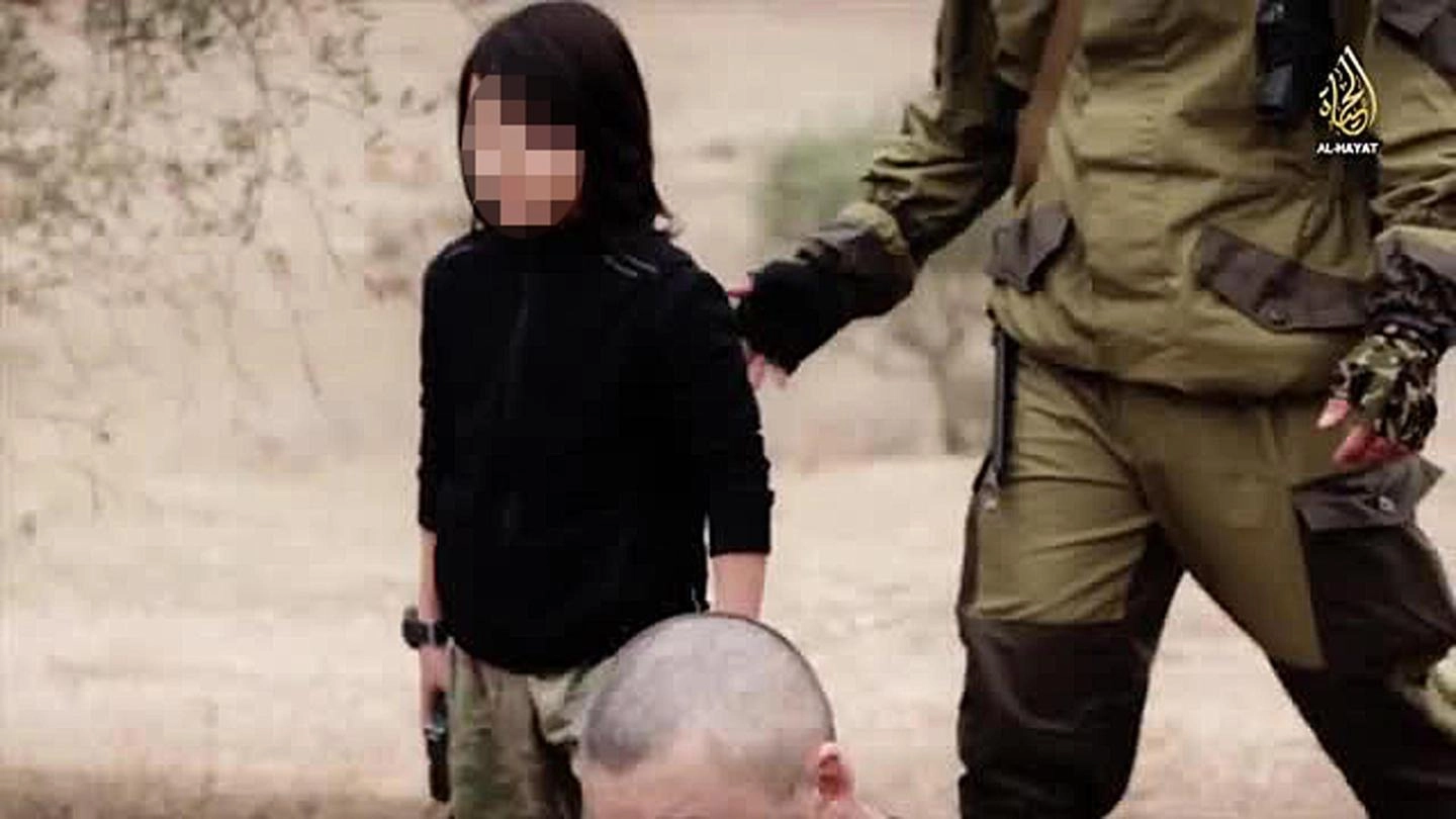 Il primo video diffuso dall'Isis con un bambino - giustiziere (Ansa)