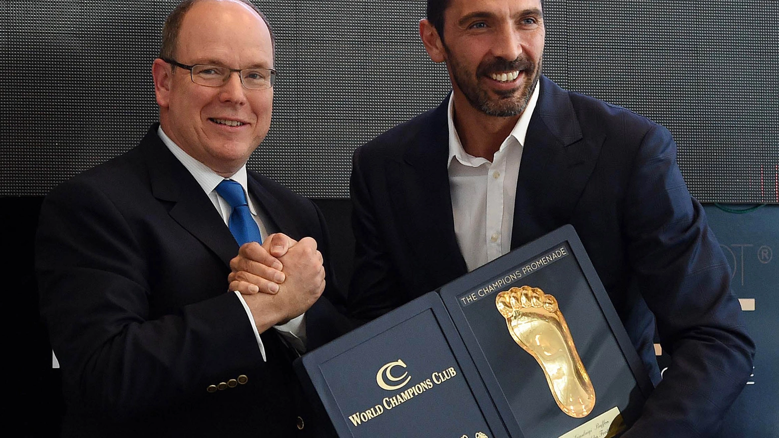 Alberto II di Monaco premia Buffon vincitore del Golden Foot Award (Alive)