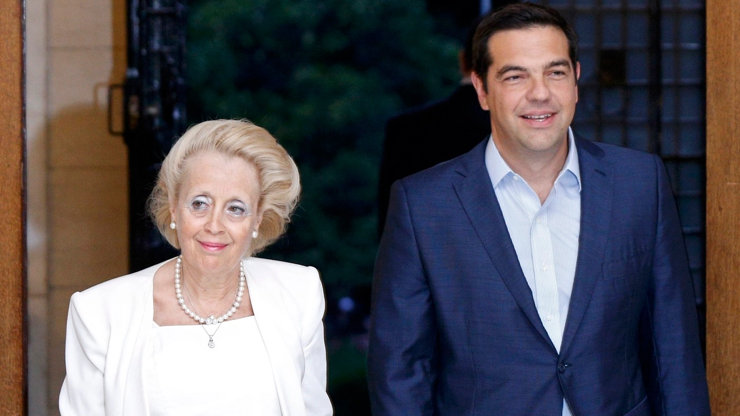 L'ex premier Tsipras e la presidente della Corte Suprema Thanou, premier ad interim (LaPresse)