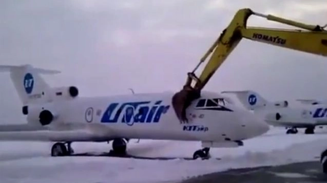 L'immagine tratta dal video su Youtube con l'aereo distrutto
