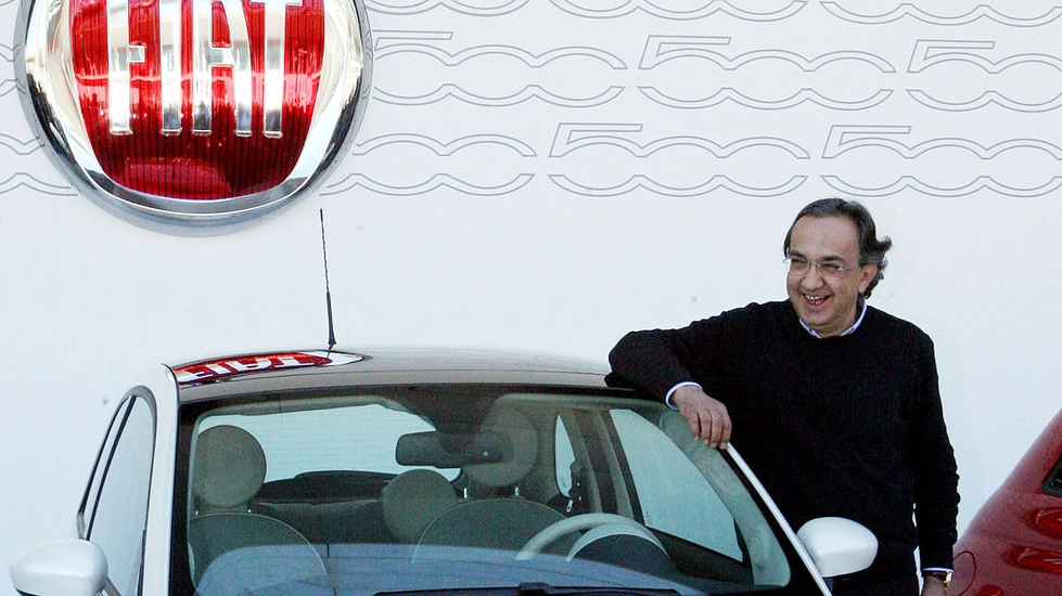 Sergio Marchionne accanto alla nuova Fiat 500 (Ansa)